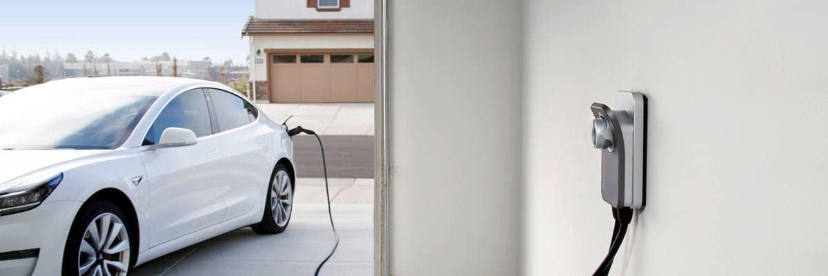 Thuis je bedrijfswagen opladen? Zo zit het met de vergoeding